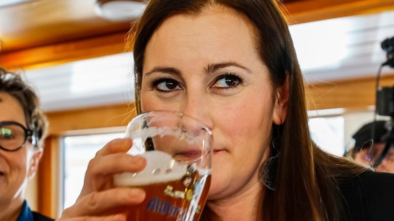 Janine Wissler trinkt nach ihrer Rede ein Weissbier: Die Ansprache der Parteivorsitzenden fand zuvor auf dem Donauschiff MS "Stadt Linz" statt.