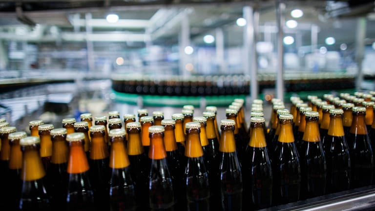 Viele Brauereien können dem Kostendruck nicht mehr standhalten und schließen ihre Betriebe (Symbolbild).