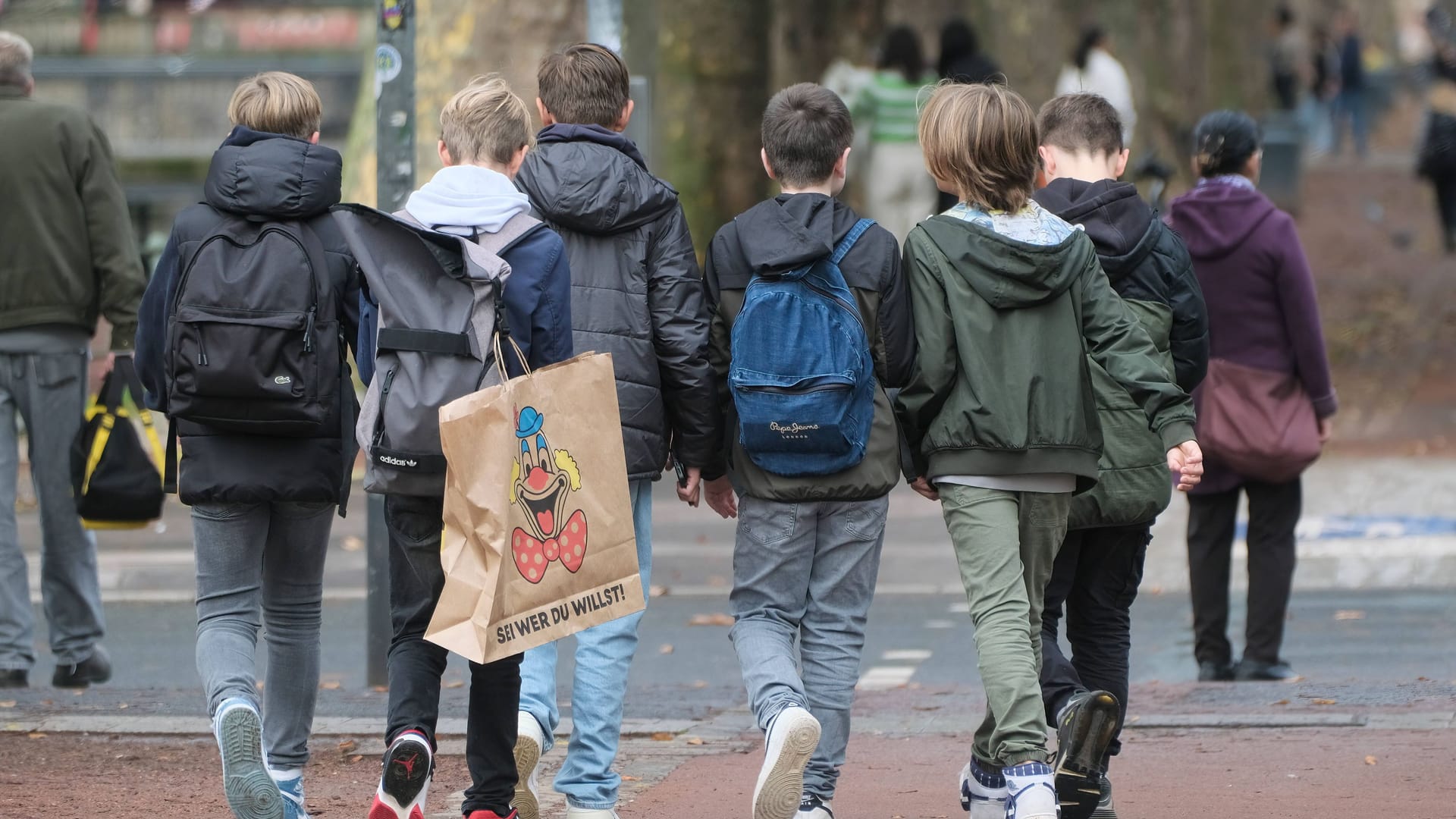 Kinder auf dem Schulweg (Symbolbild): Auch in den Schulen fehle Platz und Zeit, um sich der Integration zu widmen, so der ehemalige Rektor Scherf.