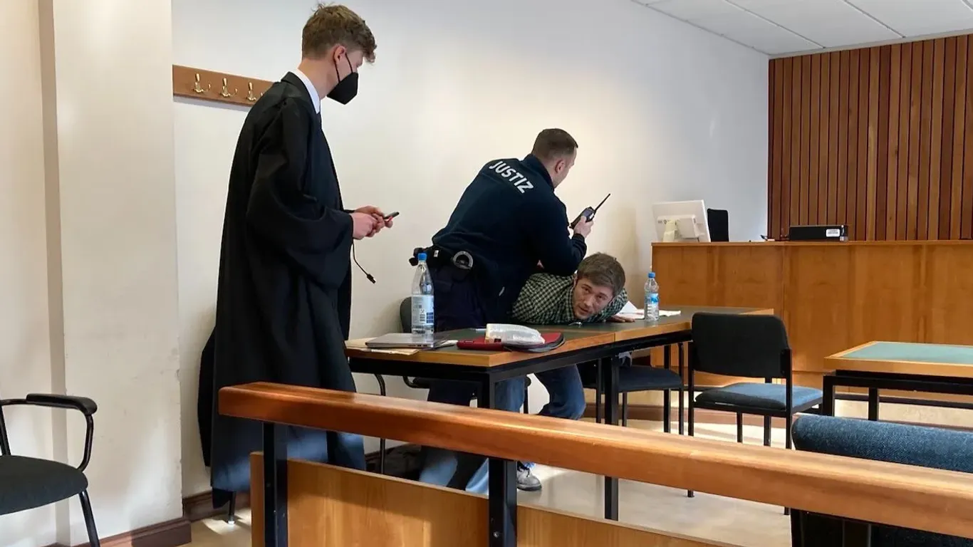 Hennning Jeschke klebt am Tisch in einem Berliner Gerichtssaal: Er erhielt ein Hausverbot.