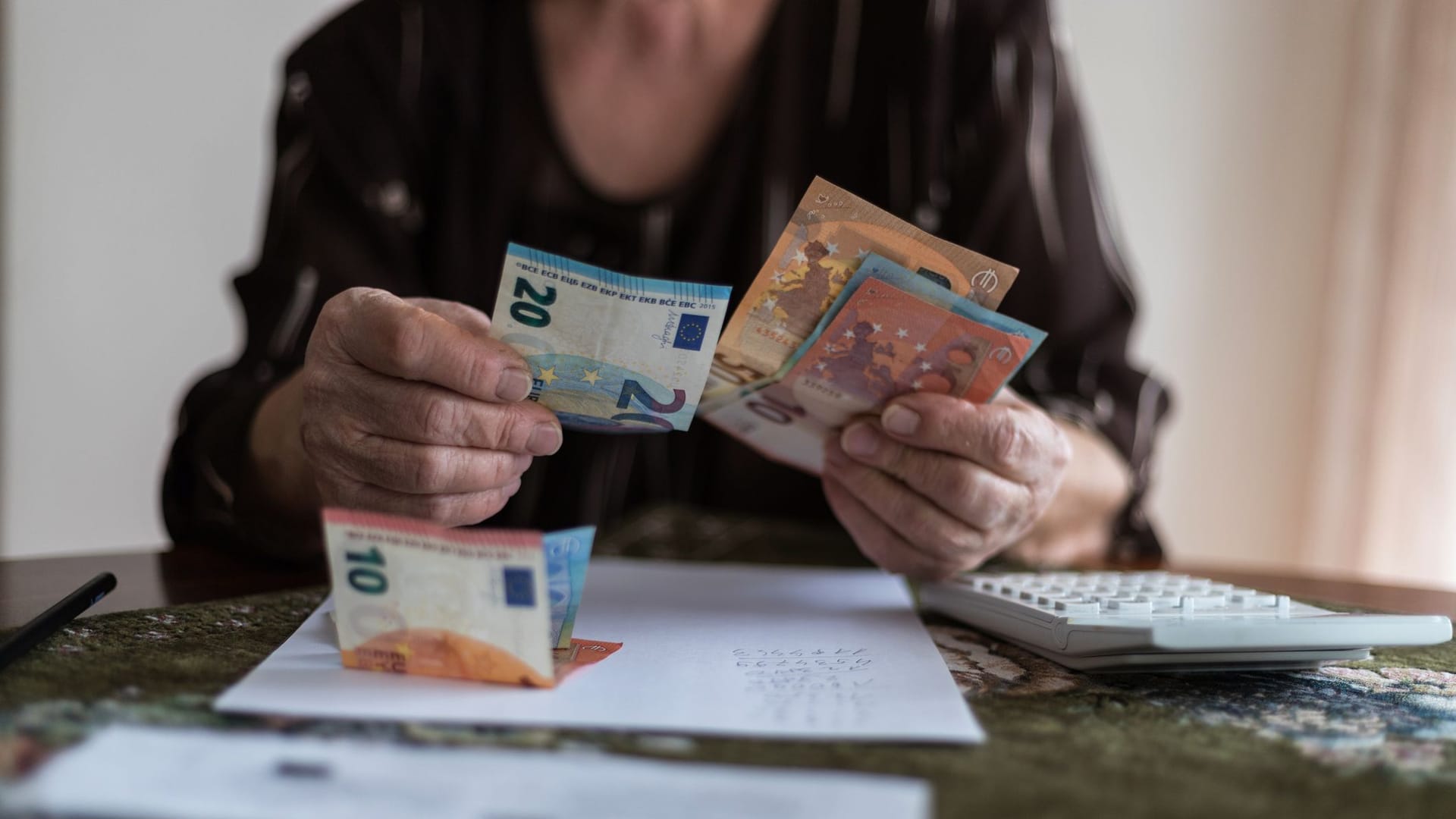 Rentnerin zählt Geld (Symbolbild): Für einige Rentner fallen 2023 keine Steuern mehr an. Rentnerin zählt Geld (Symbolbild): Für einige Rentner fallen 2023 keine Steuern mehr an.