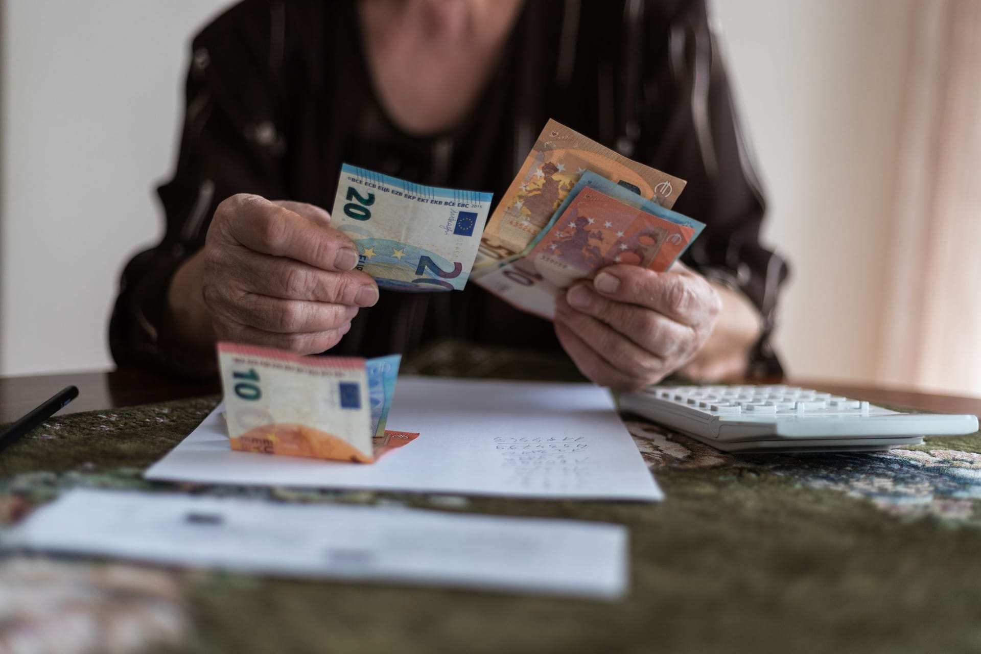 Rentnerin zählt Geld (Symbolbild): Für einige Rentner fallen 2023 keine Steuern mehr an. Rentnerin zählt Geld (Symbolbild): Für einige Rentner fallen 2023 keine Steuern mehr an.