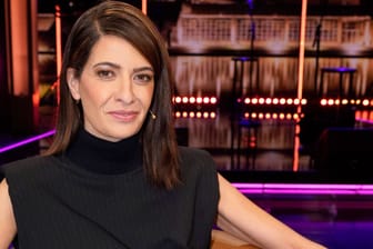 Linda Zervakis in einem Fernsehstudio des RBB (Archivbild): Zervakis moderiert das ProSieben-Journal Zervakis & Opdenhövel, tritt aber auch bei Veranstaltungen auf.