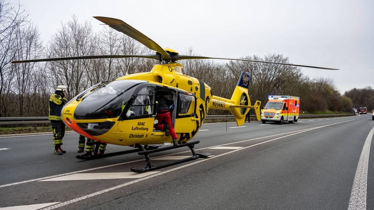 Helfer im Einsatz (Symbolfoto): Auch ein Rettungshubschrauber landete am Unfallort, er flog aber keines der Unfallopfer ins Krankenhaus.