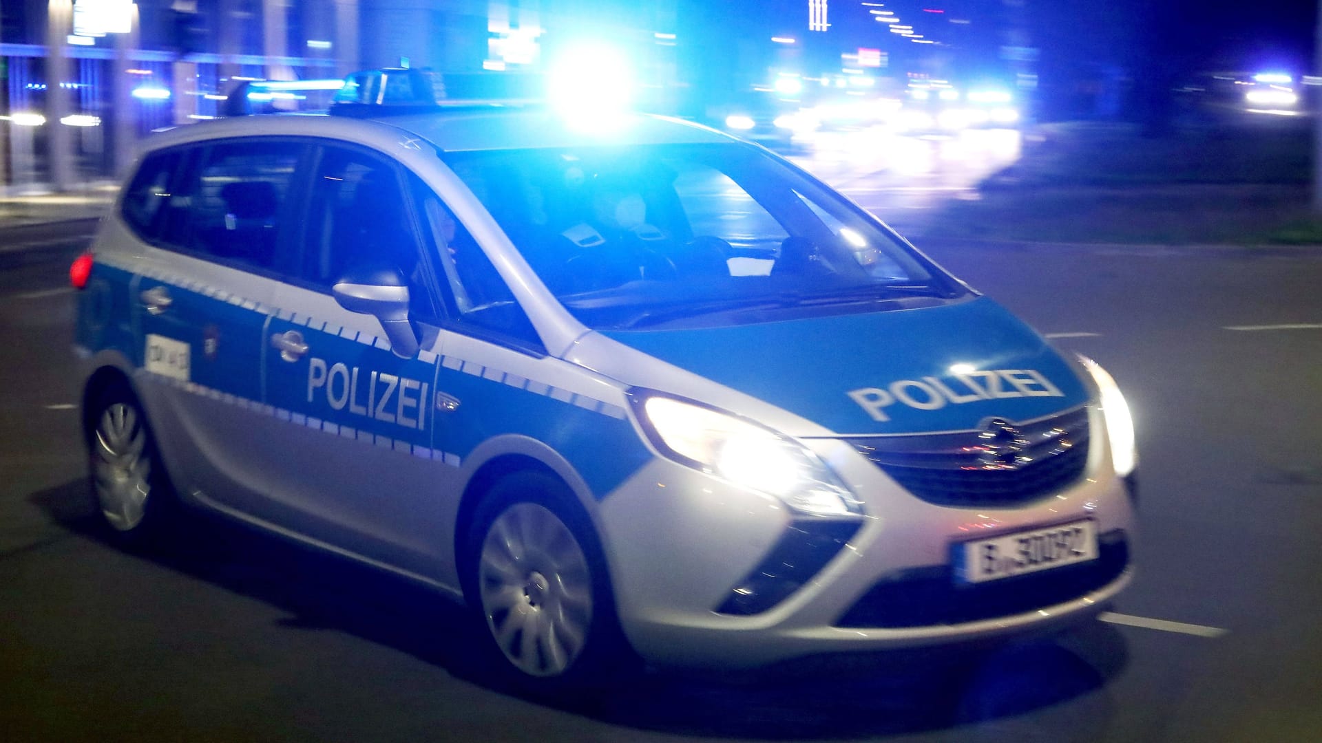Berliner Polizei im Einsatz: In der Hauptstadt wird nach einem Sexualstraftäter gefahndet. Berliner Polizei im Einsatz: In der Hauptstadt wird nach einem Sexualstraftäter gefahndet.