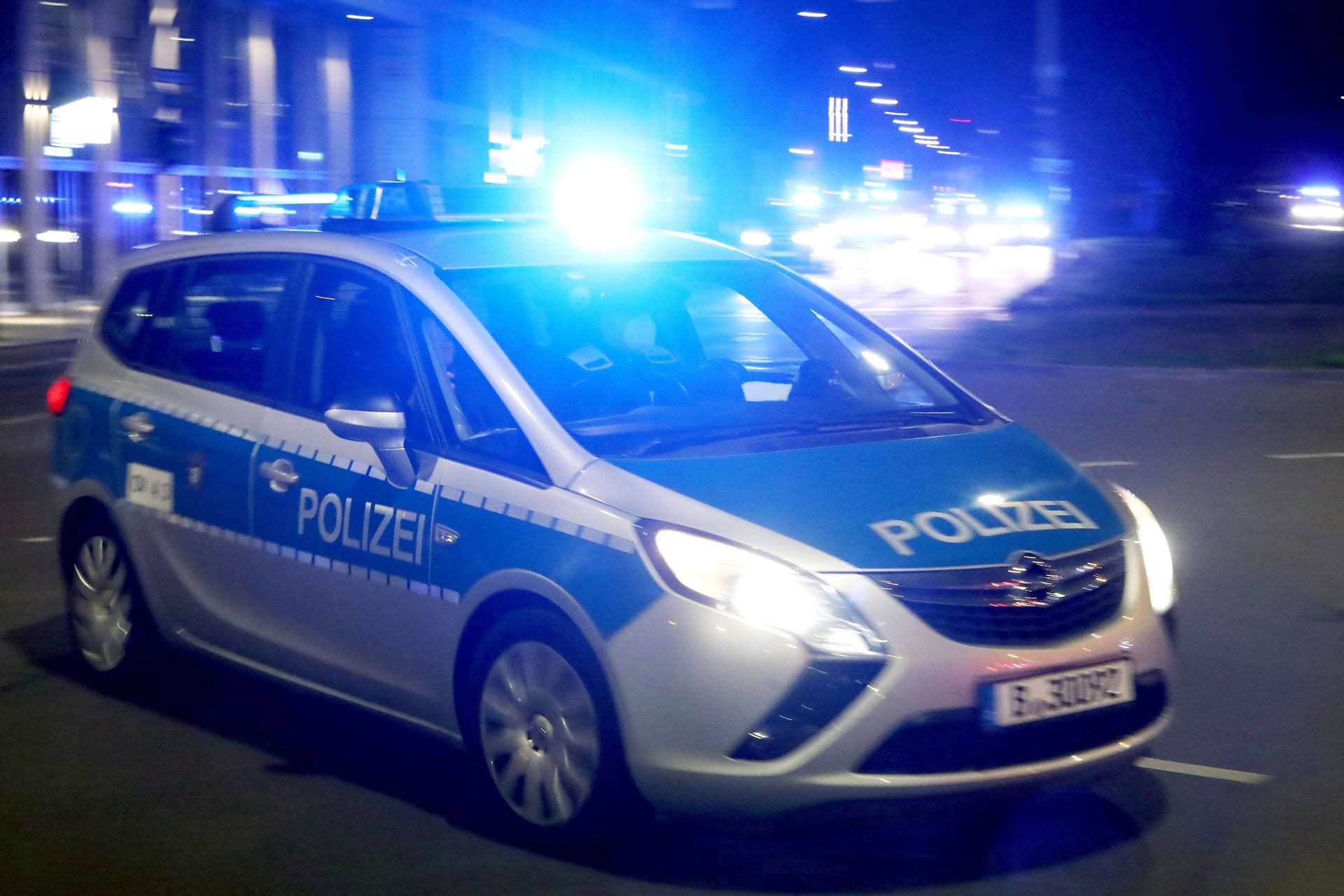 Berliner Polizei im Einsatz: In der Hauptstadt wird nach einem Sexualstraftäter gefahndet.