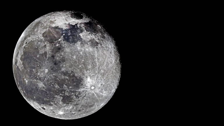 Vollmond in der Nacht (Symbolbild): US-Wissenschaftler haben in einer aktuellen Studie vorgeschlagen, Mondstaub gegen die Erderwärmung einzusetzen.