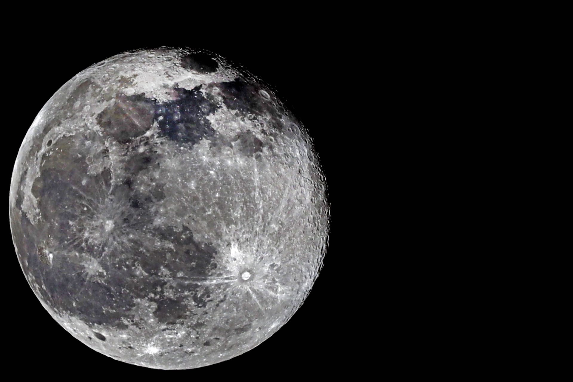 Vollmond in der Nacht (Symbolbild): US-Wissenschaftler haben in einer aktuellen Studie vorgeschlagen, Mondstaub gegen die Erderwärmung einzusetzen.