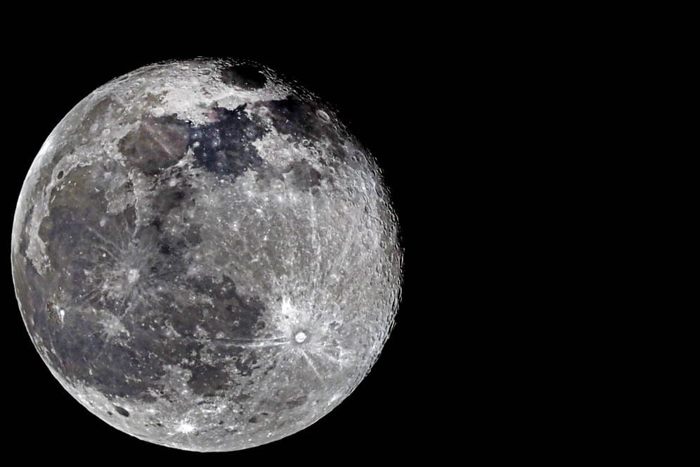 Vollmond in der Nacht (Symbolbild): US-Wissenschaftler haben in einer aktuellen Studie vorgeschlagen, Mondstaub gegen die Erderwärmung einzusetzen.