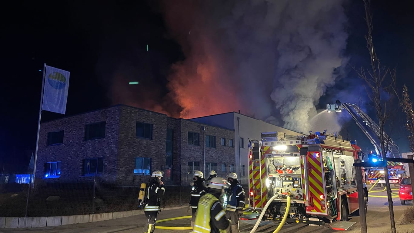 Feuerwehrleute bekämpfen einen Brand in Steinhagen (Kreis Gütersloh). Dabei entstand eine giftige Rauchwolke.