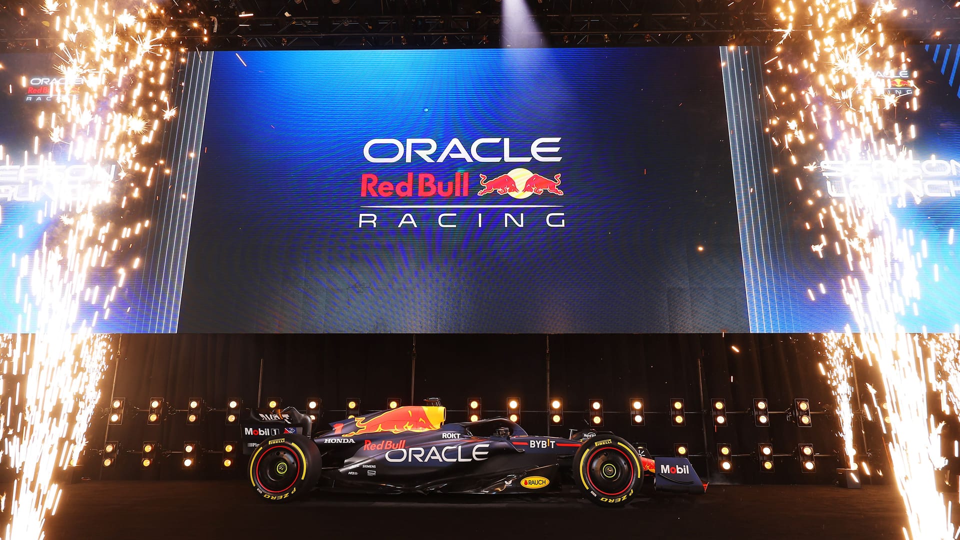 Red Bull: Der Weltmeister aus dem vergangenen Jahr präsentierte seinen "RB19" in diesem Jahr im Rahmen eines aufwendig geplanten Events in New York. Mit der weiterentwickelten Version ihres Weltmeister-Autos aus dem Vorjahr soll die Verteidigung des Titels in der Teamwertung und des Fahrertitels durch Max Verstappen gelingen. Optisch hat sich am Auto im Vergleich zum letzten Jahr jedenfalls nicht viel geändert. Red Bull setzt weiter auf seine traditionelle Farbkombination aus Blau, Gelb und Rot.