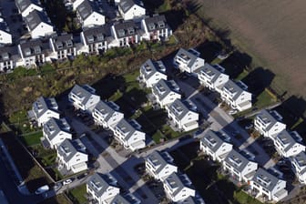 Doppelhäuser einer Neubausiedlung (Symbolbild): Die Grundsteuerbescheide vom Finanzamt können fehlerhaft sein. Das sollten Sie korrigieren lassen, sonst kann es teuer werden.