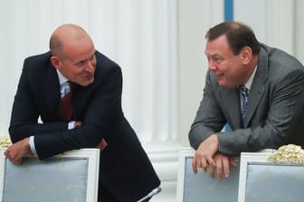 Der russische Oligarch Viktor Kharitonin (links) neben Mikhail Fridman, einer der einflussreichsten Wirtschaftsführer Russlands (Archivbild): Jetzt wird sein Machteinfluss auch in Deutschland sichtbar.