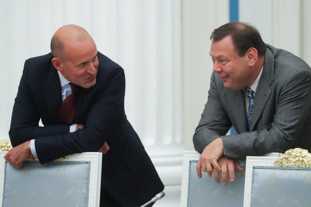 Der russische Oligarch Viktor Kharitonin (links) neben Mikhail Fridman, einer der einflussreichsten Wirtschaftsführer Russlands (Archivbild): Jetzt wird sein Machteinfluss auch in Deutschland sichtbar.