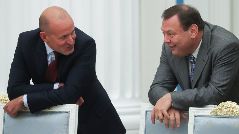 Der russische Oligarch Viktor Kharitonin (links) neben Mikhail Fridman, einer der einflussreichsten Wirtschaftsführer Russlands (Archivbild): Jetzt wird sein Machteinfluss auch in Deutschland sichtbar.