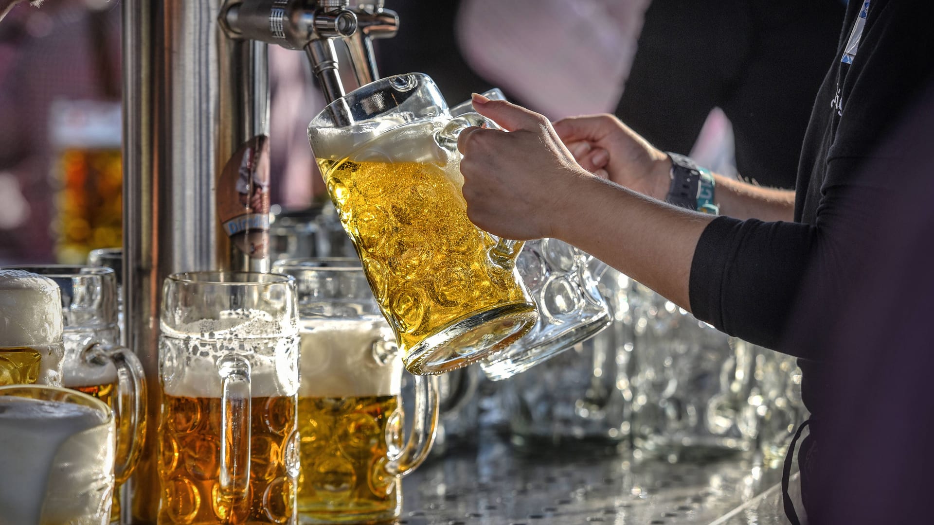 Bierausschank in einer Kneipe in München (Symbolbild): Die "Wuid Bar" in Giesing schließt am 25. Februar, haben die Betreiber nun bekannt gegeben.