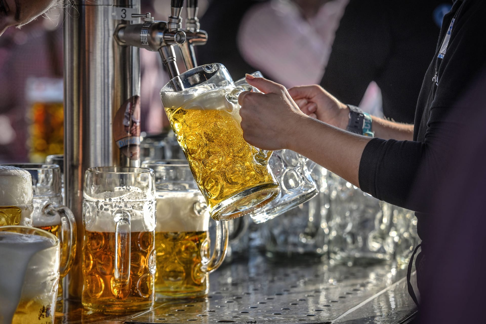 Bierausschank in einer Kneipe in München (Symbolbild): Die "Wuid Bar" in Giesing schließt am 25. Februar, haben die Betreiber nun bekannt gegeben.