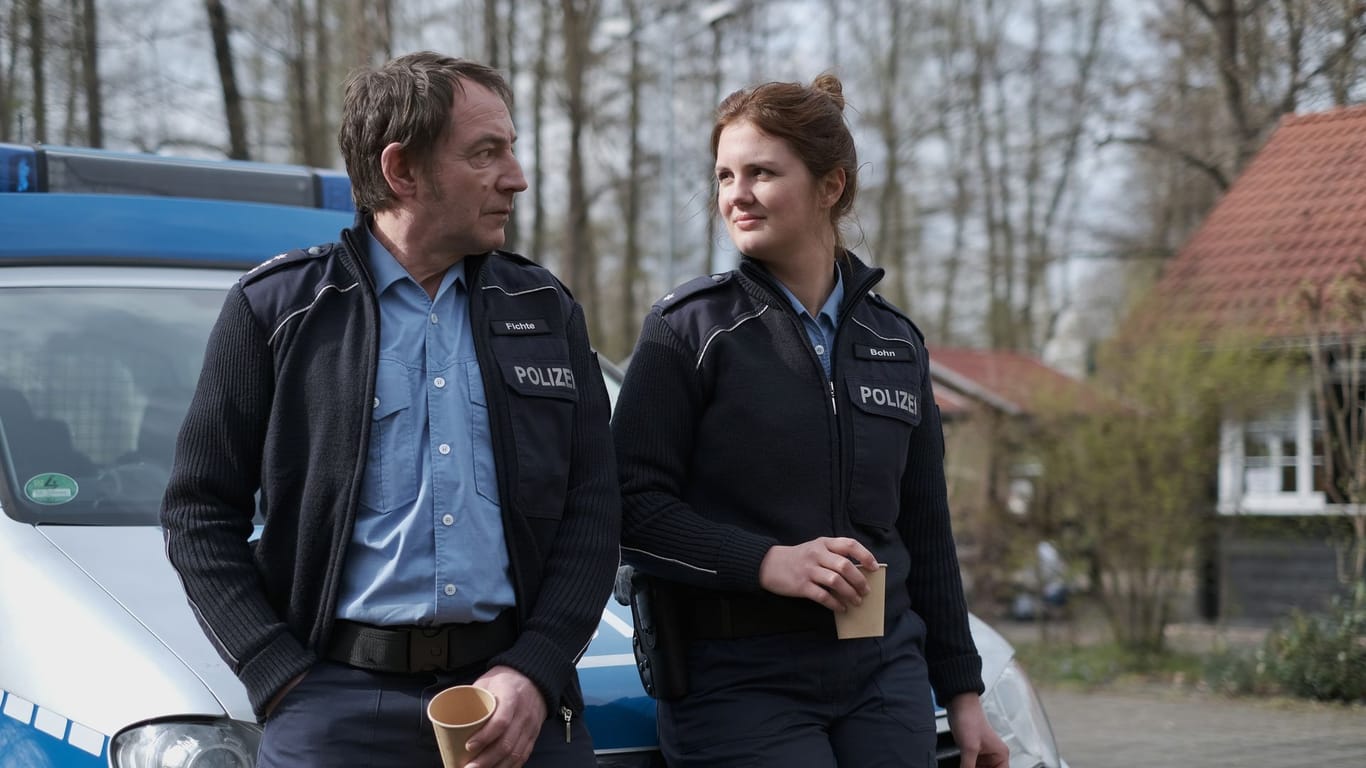 Alina Stiegler als Polizistin Luise Bohn neben Thorsten Merten als Polizist Fichte.