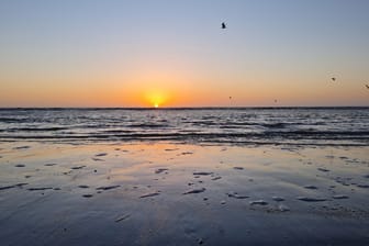 Sonnenuntergang am Strand (Archivbild): Auch auf den Ostfriesischen Inseln dürfte es am Wochenende voll werden.