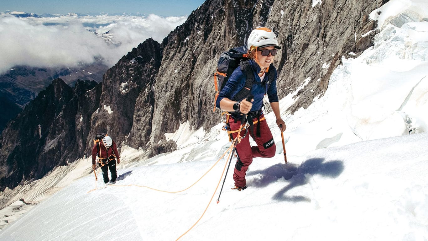 Laura Dahlmeier (M.) kletterte mit den Extremsportlern Thomas und Alexander Huber am Mont Blanc.