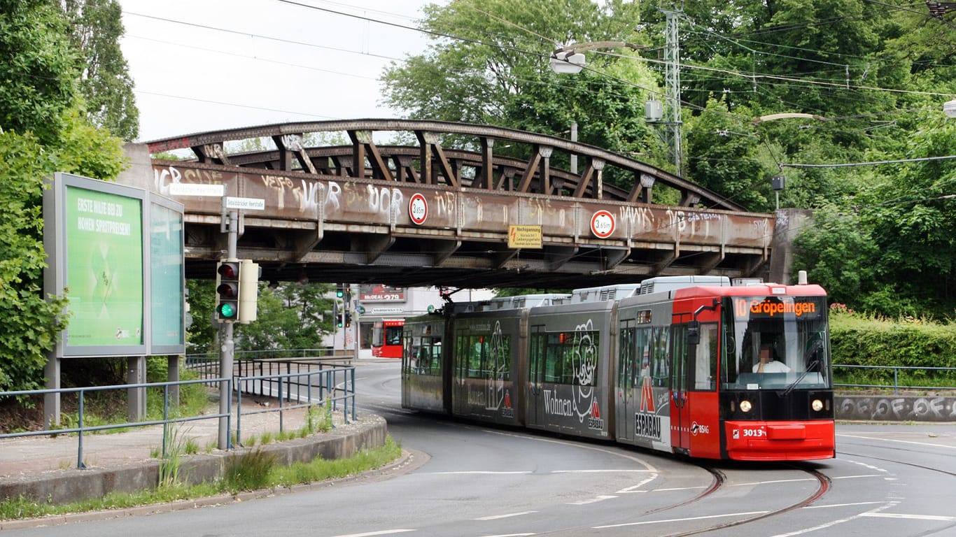 Eine Tram der BSAG fährt unter der Eisenbahnbrücke in Sebaldsbrück hindurch (Archivfoto): Das Bauwerk hat mittlerweile etwa 110 Jahre auf dem Buckel.