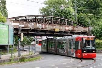Eine Tram der BSAG fährt unter der Eisenbahnbrücke in Sebaldsbrück hindurch (Archivfoto): Das Bauwerk hat mittlerweile etwa 110 Jahre auf dem Buckel.
