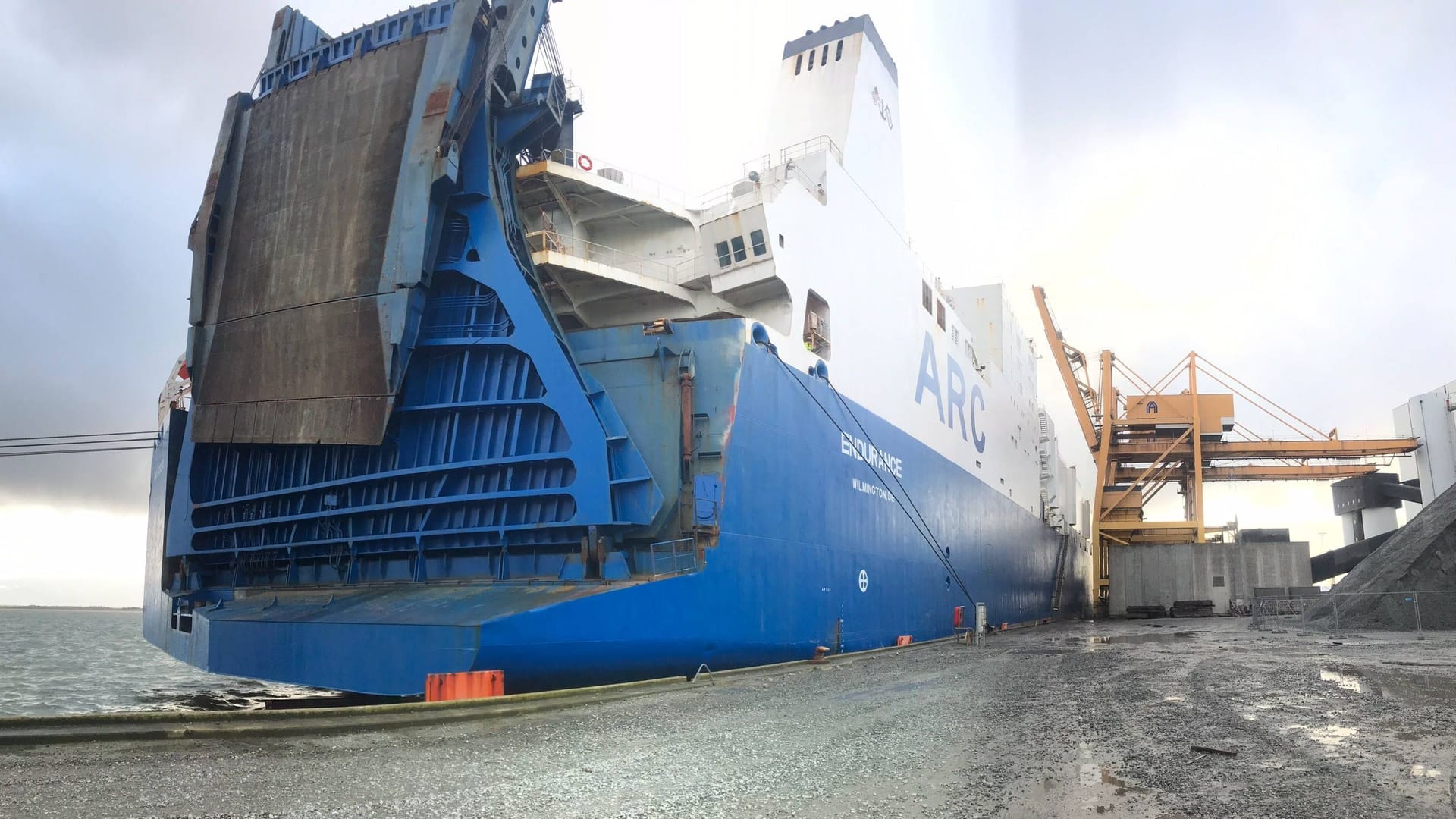 Das Schiff "Arc Endurance" (Archivfoto): Der Auto-Carrier brachte die vorerst letzte Lieferung von Militärfahrzeugen nach Bremerhaven.