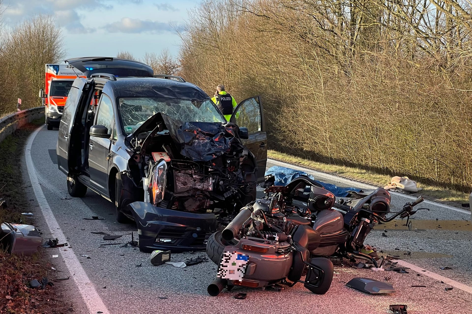 Die Fahrzeuge sind nach dem Frontalzusammenstoß komplett zerstört: Der Fahrer des Motorrads kam dabei ums Leben.