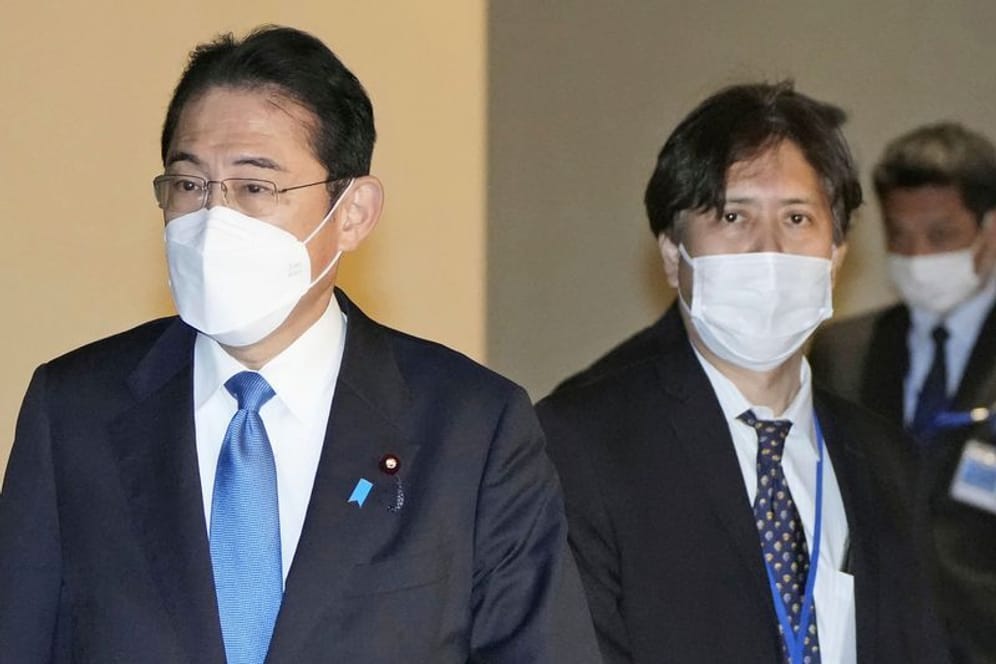 Fumio Kishida (l) und sein nun ehemaliger Sekretär Masayoshi Arai: Der Regierungsbeamte hatte sich homophob geäußert.