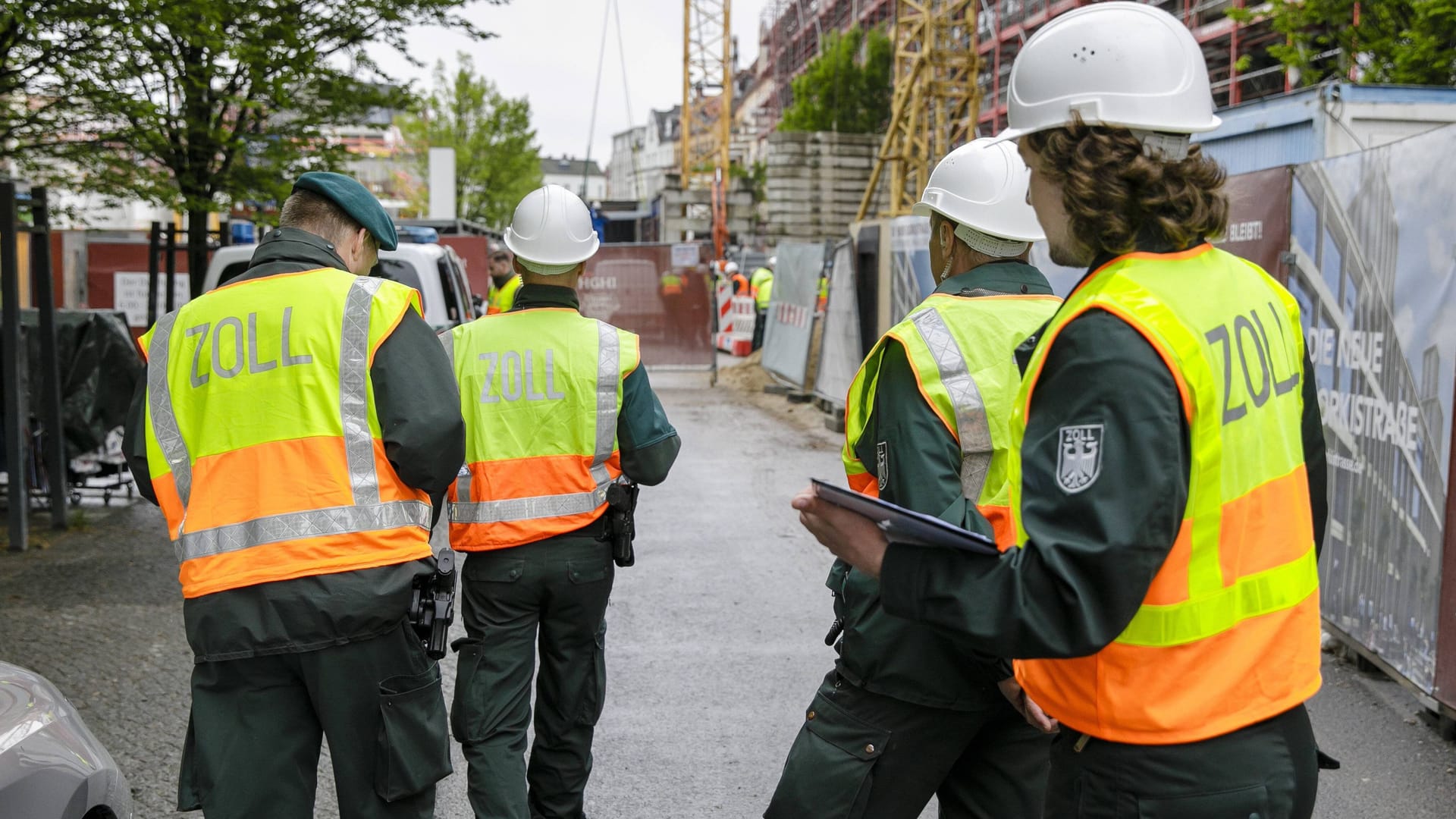 Kontrolle einer Baustelle durch die Finanzkontrolle Schwarzarbeit des Zolls (Archivfoto): Insgesamt 806 Arbeitgeber wurden 2022 kontrolliert. Kontrolle einer Baustelle durch die Finanzkontrolle Schwarzarbeit des Zolls (Archivfoto): Insgesamt 806 Arbeitgeber wurden 2022 kontrolliert.