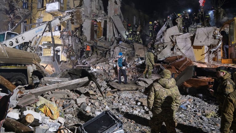 Rettungskräfte arbeiten in den Trümmern des getroffenen Hauses in Kramatorsk.