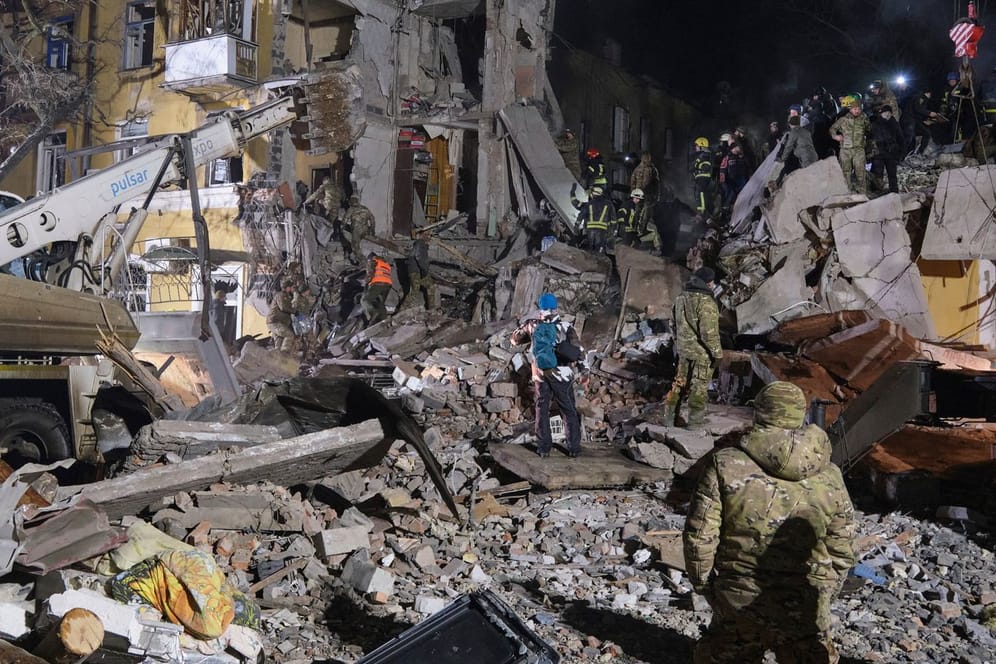 Rettungskräfte arbeiten in den Trümmern des getroffenen Hauses in Kramatorsk.