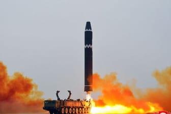 Nordkorea hat eine Interkontinentalrakete in Richtung Ostmeer abgefeuert.