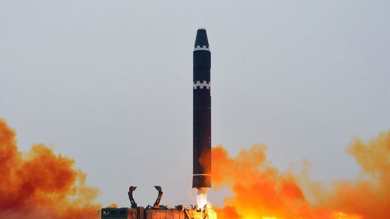 Nordkorea hat eine Interkontinentalrakete in Richtung Ostmeer abgefeuert.