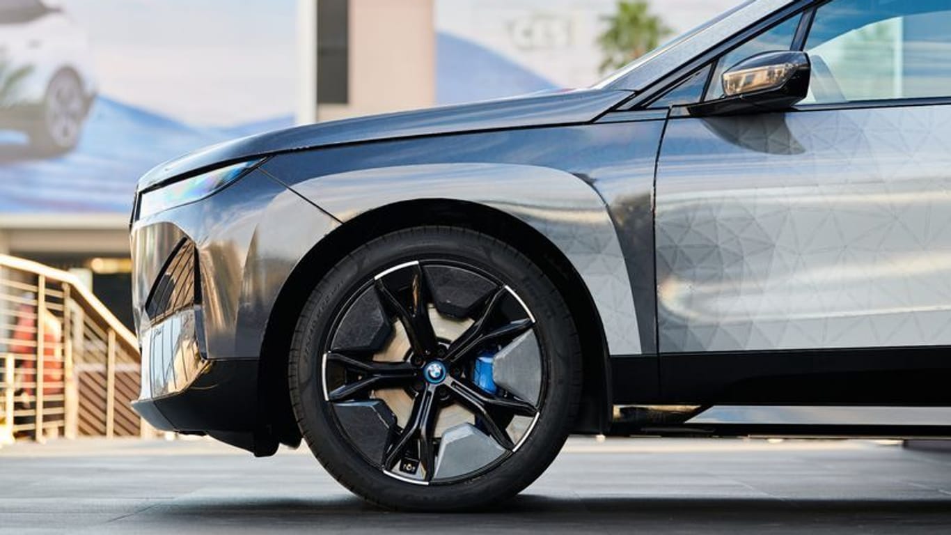 Licht und Schatten: Mit der E-Ink-Technologie kann sich dieser BMW ein neues Farbenspiel auf der Karosserie zaubern.