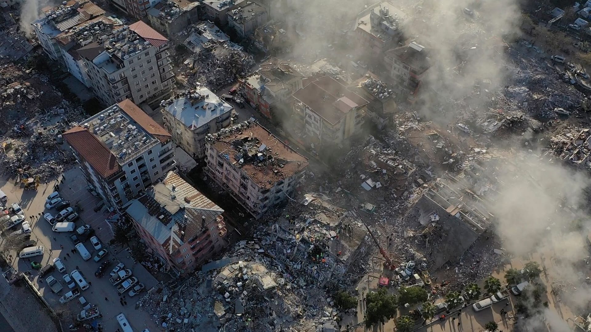 Türkei, Antakya: Eine Luftaufnahme zeigt zerstörte Gebäude.