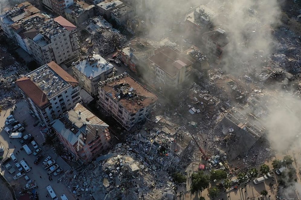 Türkei, Antakya: Eine Luftaufnahme zeigt zerstörte Gebäude.