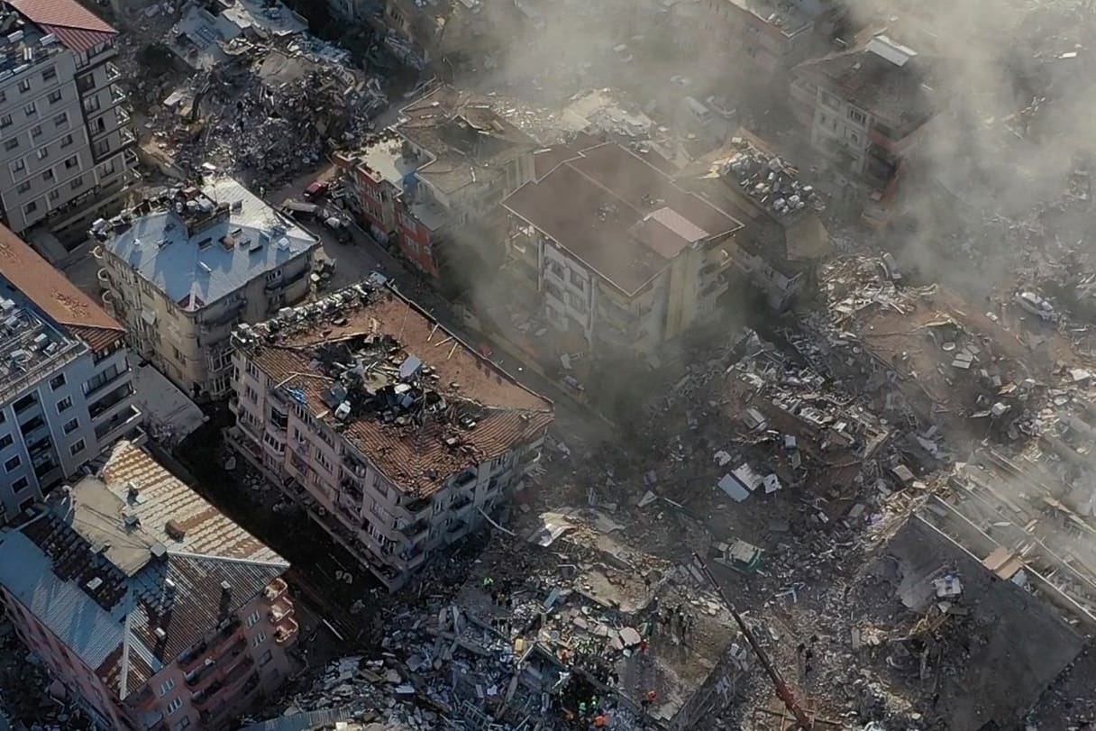 Türkei, Antakya: Eine Luftaufnahme zeigt zerstörte Gebäude.