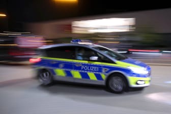 Ein Polizeiwagen fährt mit Blaulicht: Am Wochenende kam es im Rhein-Erft-Kreis zu mehreren Autodiebstählen.