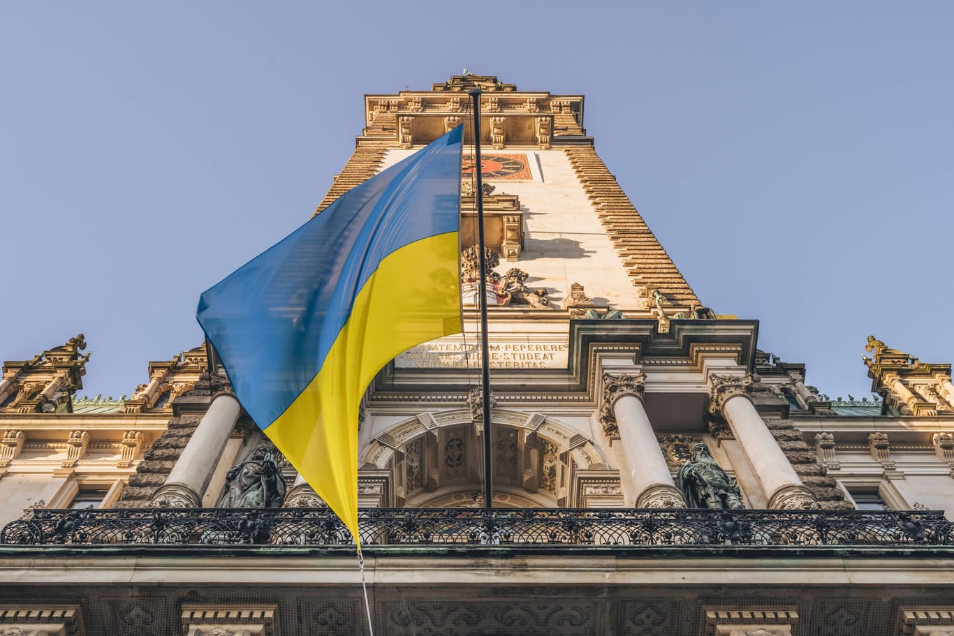 Eine Ukraine-Flagge hängt am Hamburger Rathaus (Symbolbild): Genau ein Jahr nach Kriegsbeginn in der Ukraine will die Hansestadt ein Zeichen setzen.