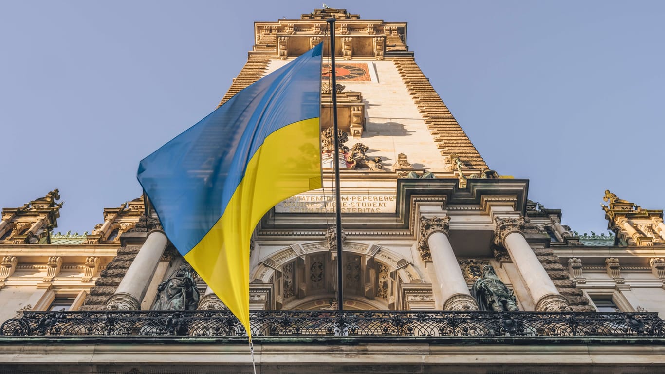 Eine Ukraine-Flagge hängt am Hamburger Rathaus (Symbolbild): Genau ein Jahr nach Kriegsbeginn in der Ukraine will die Hansestadt ein Zeichen setzen.