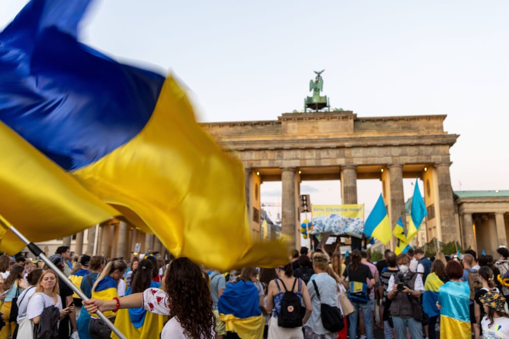 Menschen demonstrieren vor dem Brandenburger Tor: Sie wollen, dass der Krieg gegen die Ukraine endet.