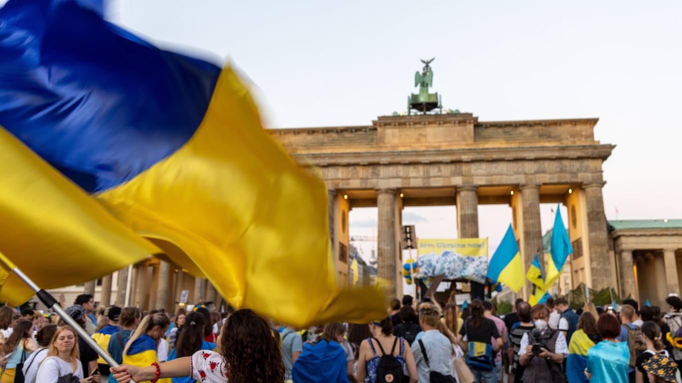 Menschen demonstrieren vor dem Brandenburger Tor: Sie wollen, dass der Krieg gegen die Ukraine endet.