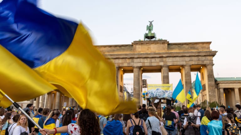 Menschen demonstrieren vor dem Brandenburger Tor: Sie wollen, dass der Krieg gegen die Ukraine endet.