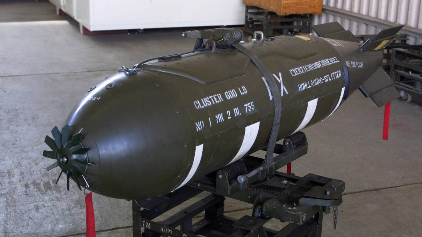 Eine Streubombe der USA (Archivbild): Das Weiße Haus soll die Lieferung der Munition an die Ukraine erwägen, berichten Medien.