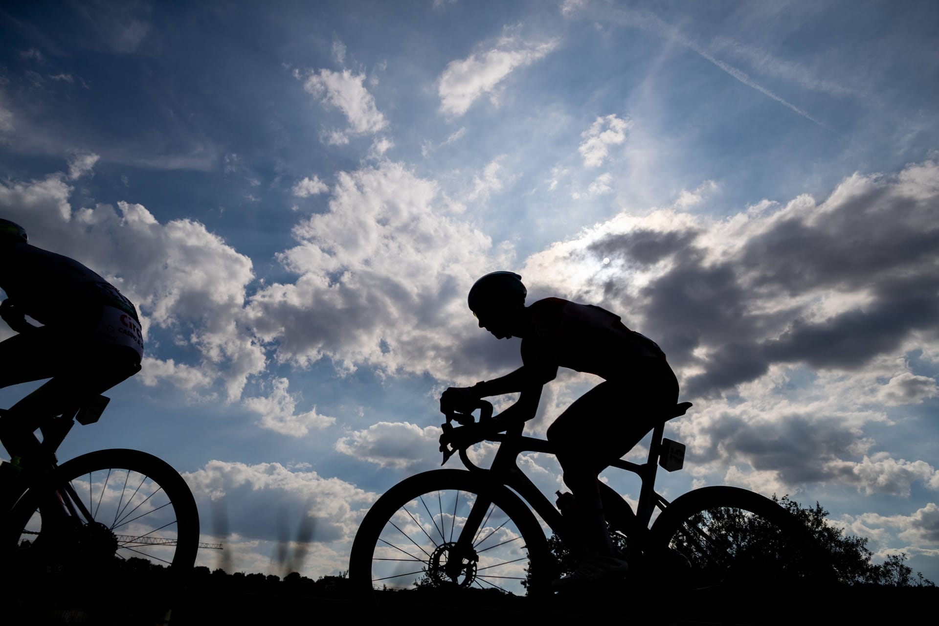 Rennradfahrer während einer Ausfahrt (Archivbild): Nach einer brutalen Attacke auf einen Sportler beginnt in Hannover der Prozess.