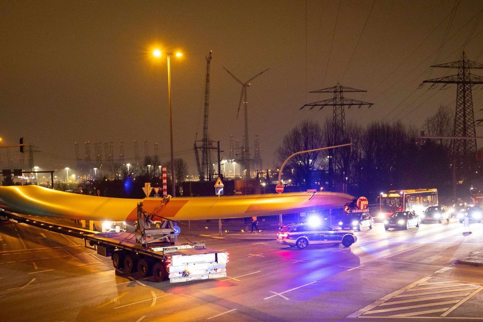 Ein Schwerlasttransport mit Rotorblättern für ein neues Windrad ist auf dem Weg von der Autobahnausfahrt Waltershof am Hamburger Hafen zum Klärwerk Dradenau.