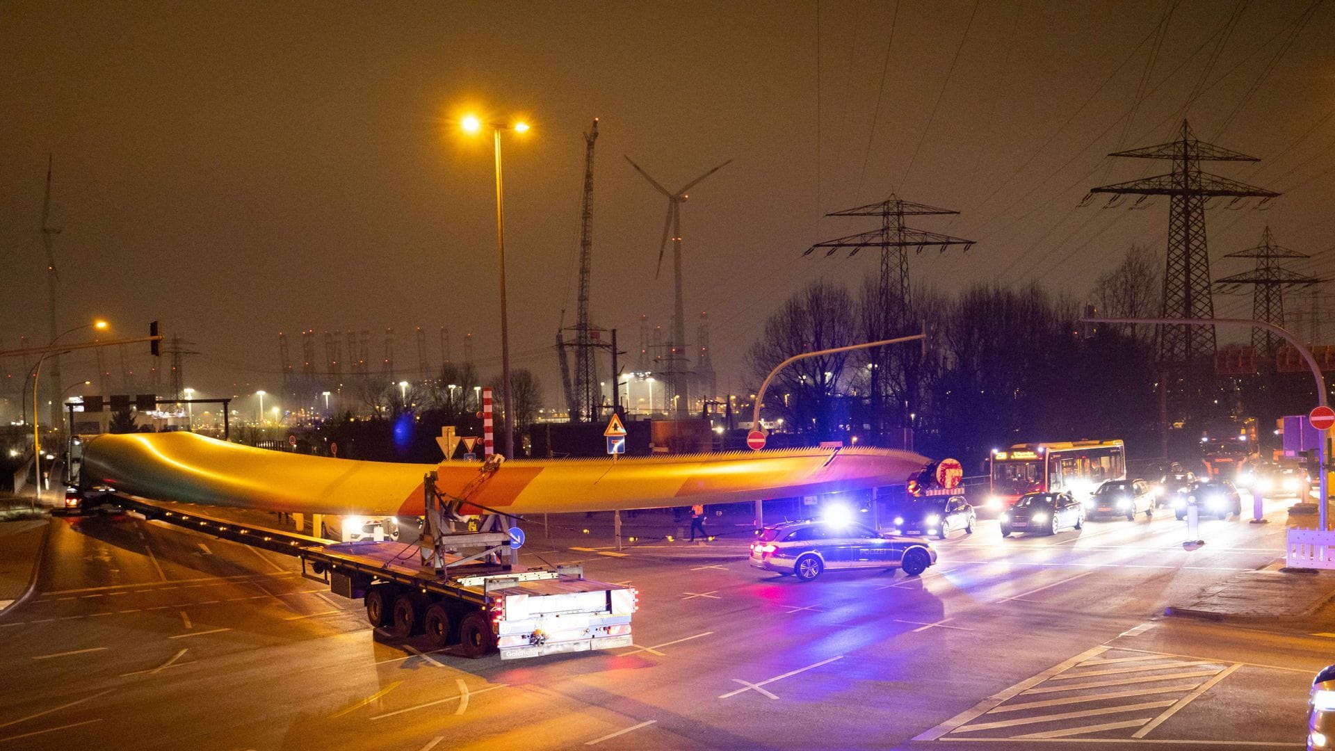 Ein Schwerlasttransport mit Rotorblättern für ein neues Windrad ist auf dem Weg von der Autobahnausfahrt Waltershof am Hamburger Hafen zum Klärwerk Dradenau.