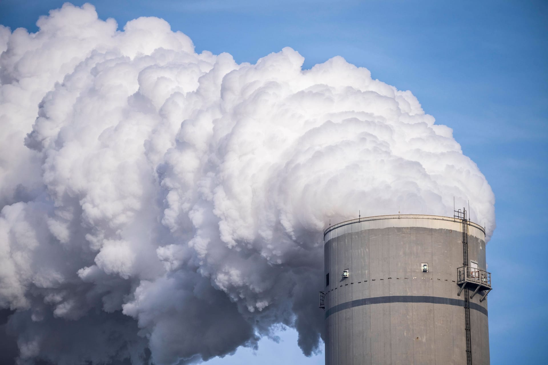 Schornstein des Uniper Kohlekraftwerk im Seehafen von Rotterdam: Insgesamt wurden die Fonds "deutlich CO2-lastiger".