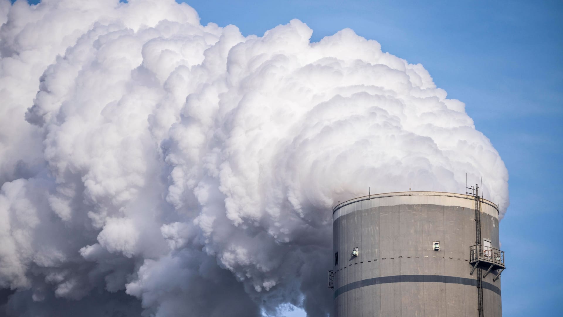 Schornstein des Uniper Kohlekraftwerk im Seehafen von Rotterdam: Insgesamt wurden die Fonds "deutlich CO2-lastiger".